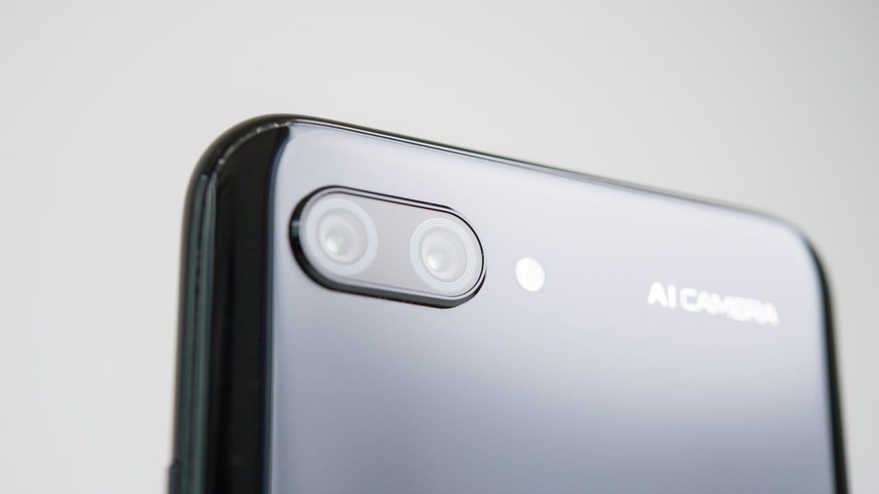 Die Doppelkamera des Honor 10 hängt mit einem Neuralprozessor zusammen. Die Doppelkamera des Honor 10 hängt mit einem Neuralprozessor zusammen.