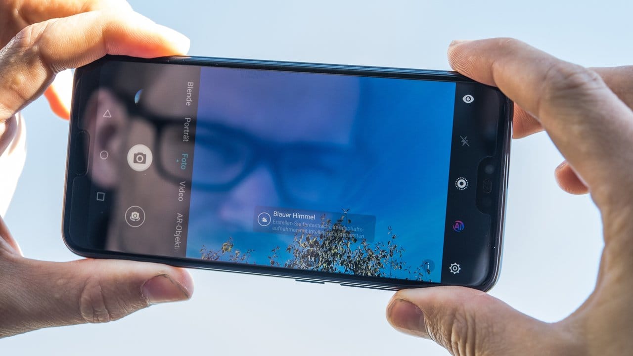 Die Kamera des Honor 10 erkennt Motive wie hier den blauen Himmel - und passt die Einstellungen von Blende, Belichtung und Empfindlichkeit entsprechend an. Die Kamera des Honor 10 erkennt Motive wie hier den blauen Himmel - und passt die Einstellungen von Blende, Belichtung und Empfindlichkeit entsprechend an.