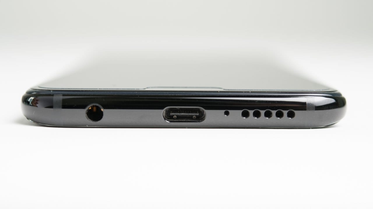 USB-C-Buchse, Kopfhöreranschluss und Lautsprecher sind an der Unterseite des Honor 10 zu finden. USB-C-Buchse, Kopfhöreranschluss und Lautsprecher sind an der Unterseite des Honor 10 zu finden.