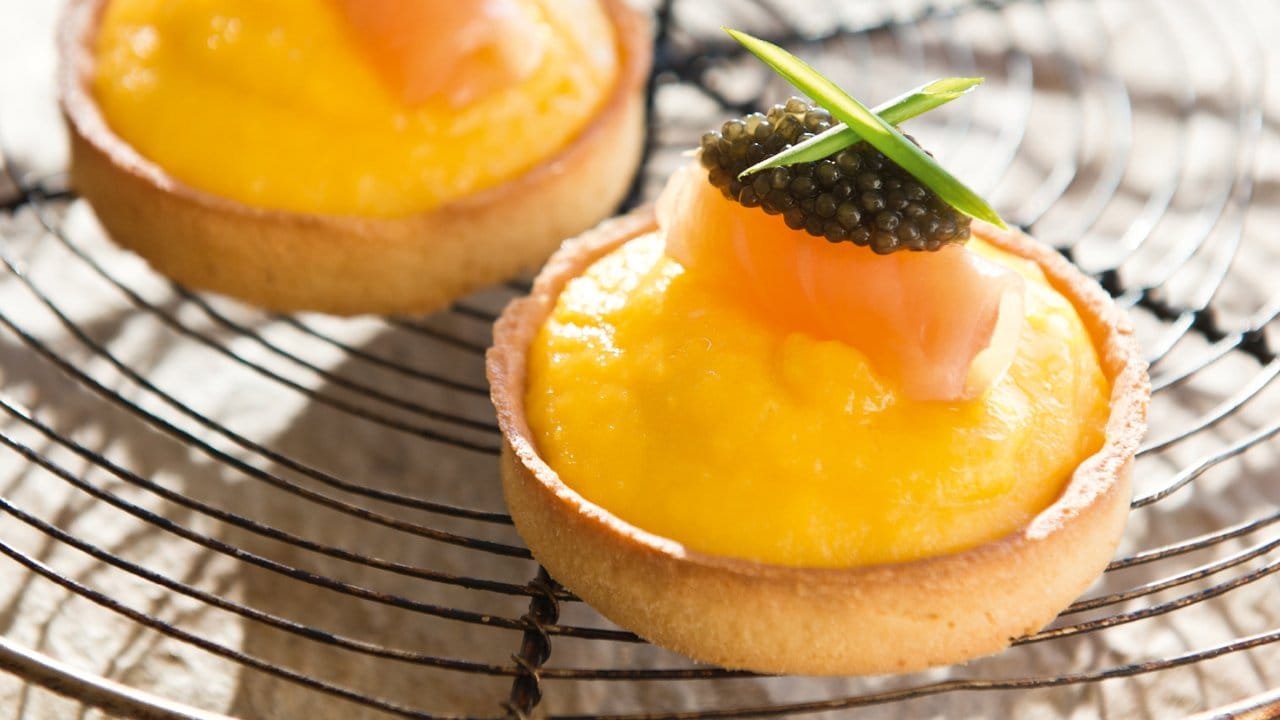 Raffiniert kombiniert: Mini-Tartelettes mit cremigem Rührei und Kaviar.