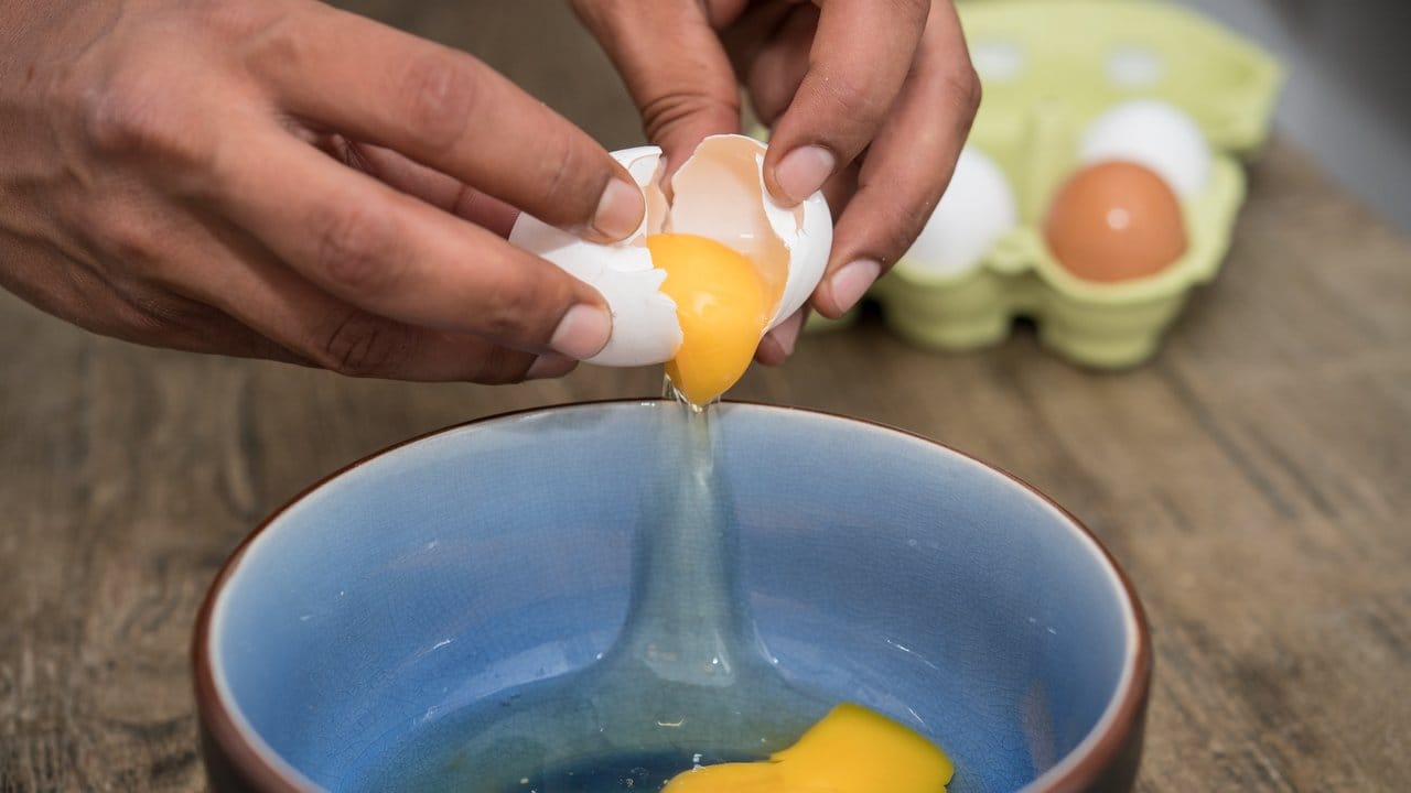 Für Rührei zunächst die Eier in eine Schüssel geben und anschließend mit dem Schneebesen verrühren.