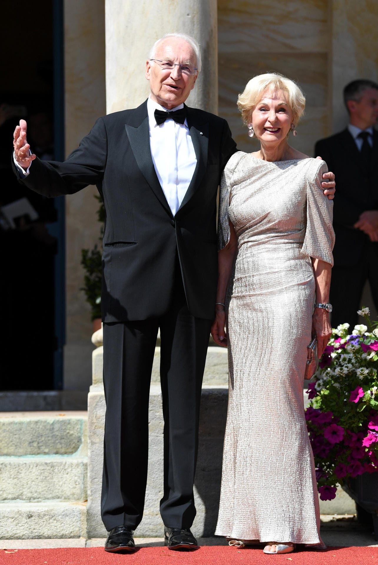 Edmund Stoiber und seine Frau Karin: Der ehemalige Ministerpräsident von Bayern zeigt sich mit guter Laune.