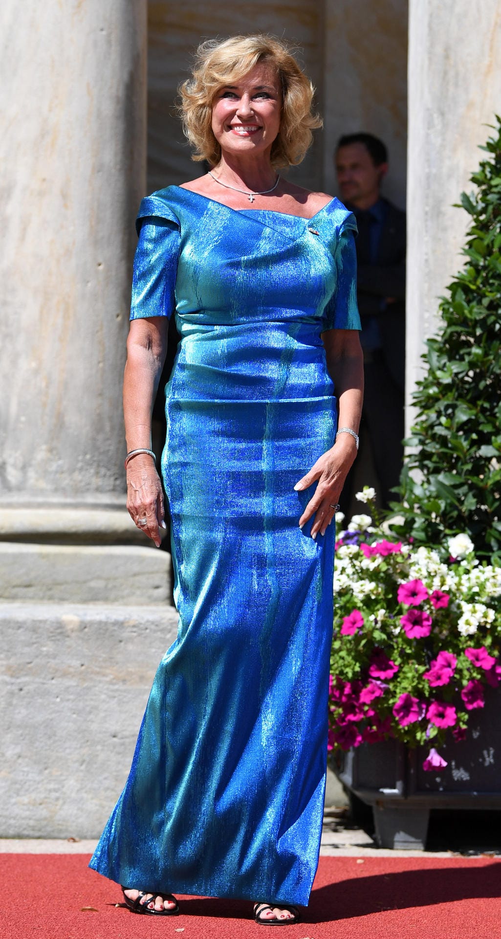 Dagmar Wöhrl: Mit strahlendem Lächeln und in leuchtend blauem Kleid.