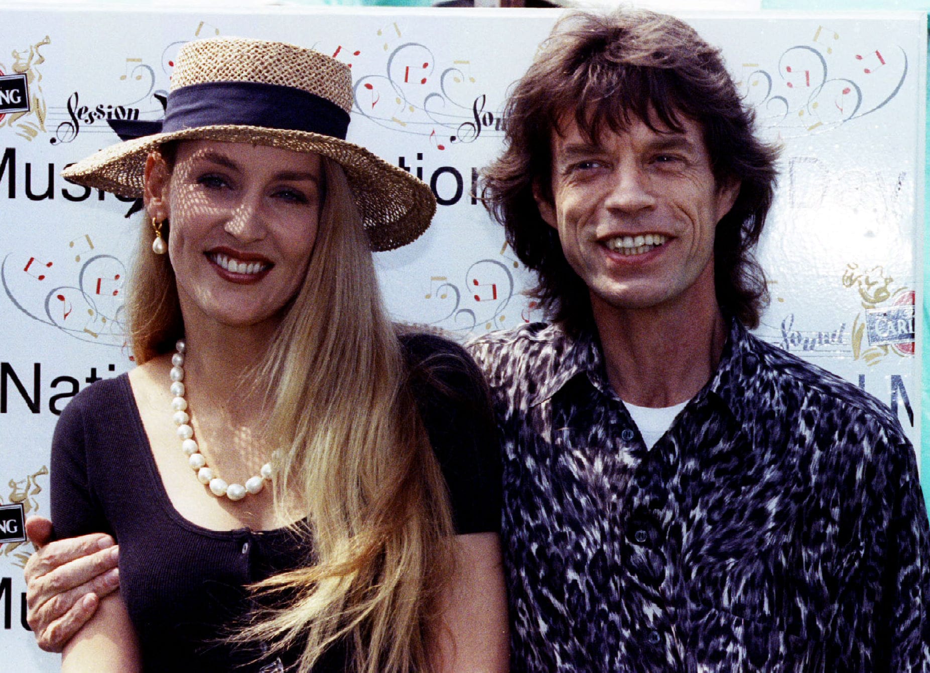 1992: Mick Jagger an seinem 50. Geburtstag mit seiner zweiten Frau Jerry Hall. Jagger und Hall haben vier gemeinsame Kinder.