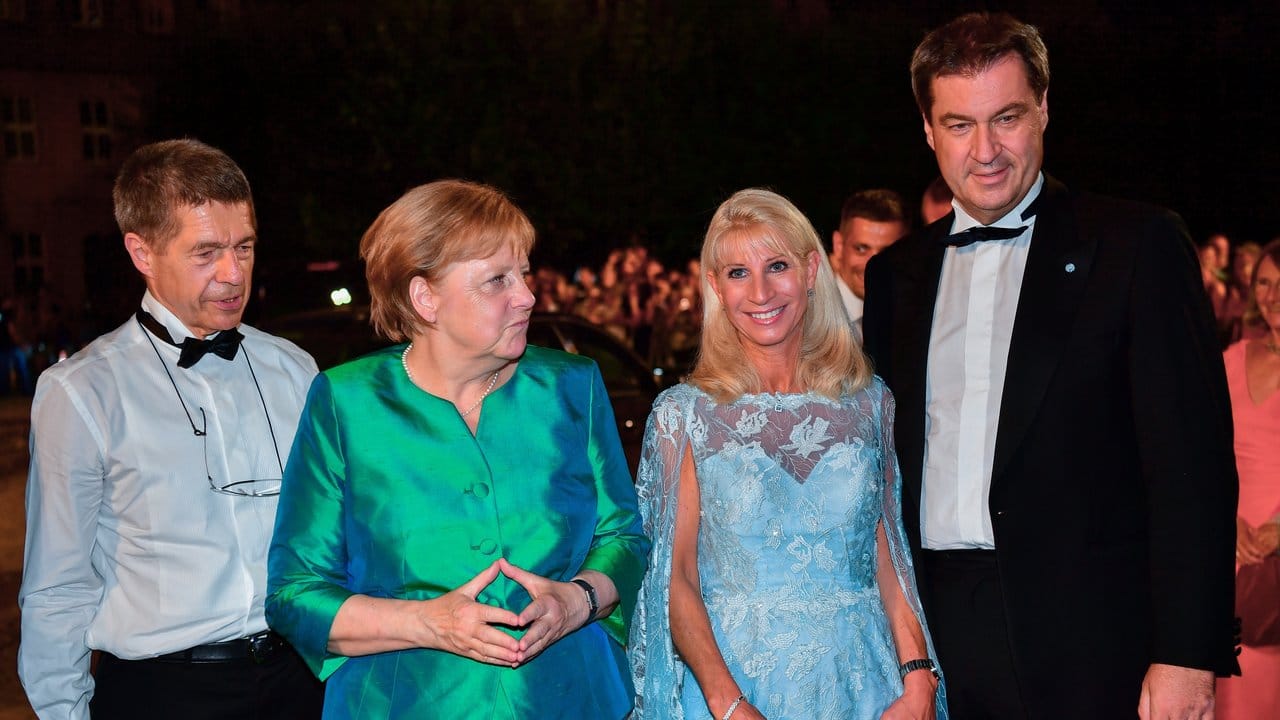 Die Ehepaare Merkel und Söder trotzen der Hitze in Bayreuth. Die Ehepaare Merkel und Söder trotzen der Hitze in Bayreuth.