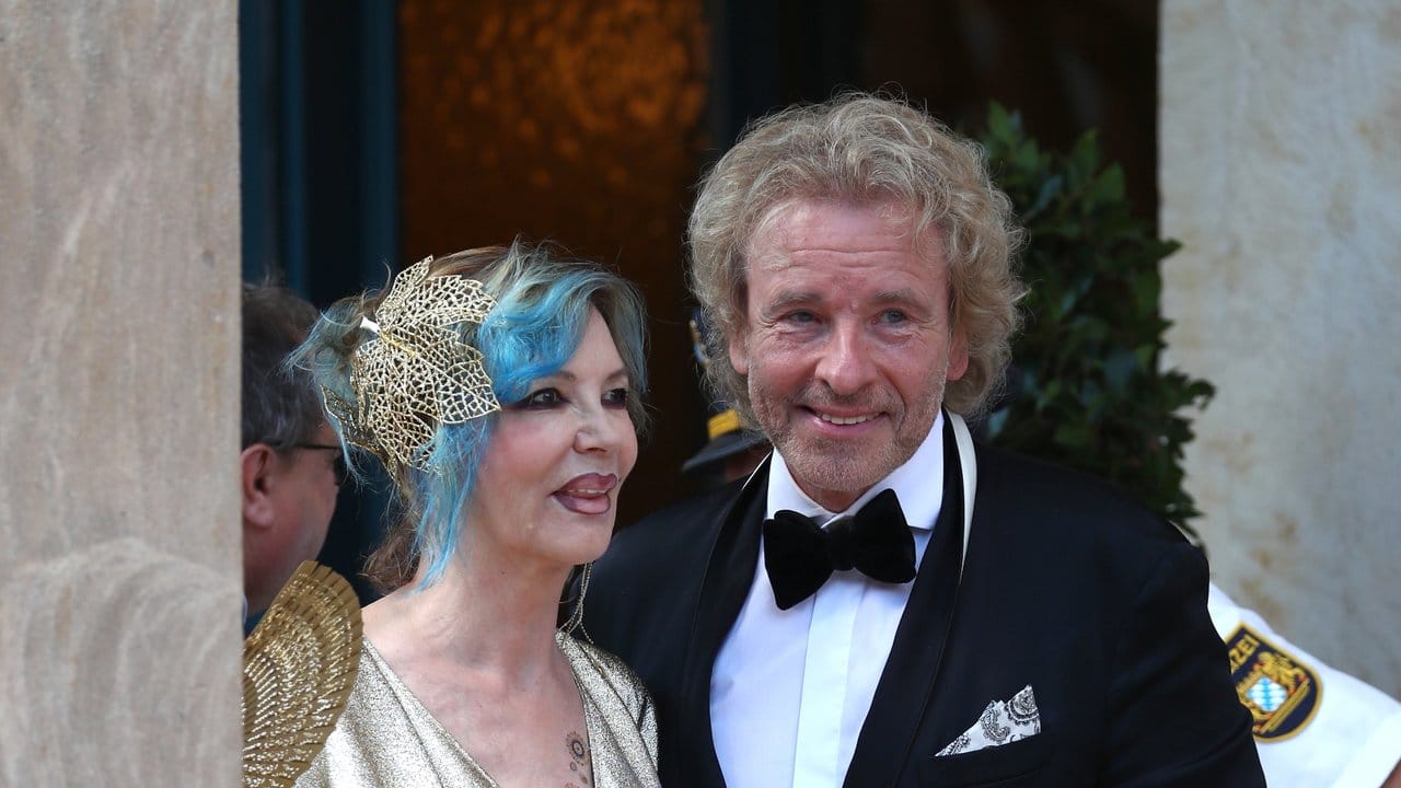Entertainer Thomas Gottschalk und seine Frau Thea vor der Premiere der diesjährigen Bayreuther Festspiele. Entertainer Thomas Gottschalk und seine Frau Thea vor der Premiere der diesjährigen Bayreuther Festspiele.