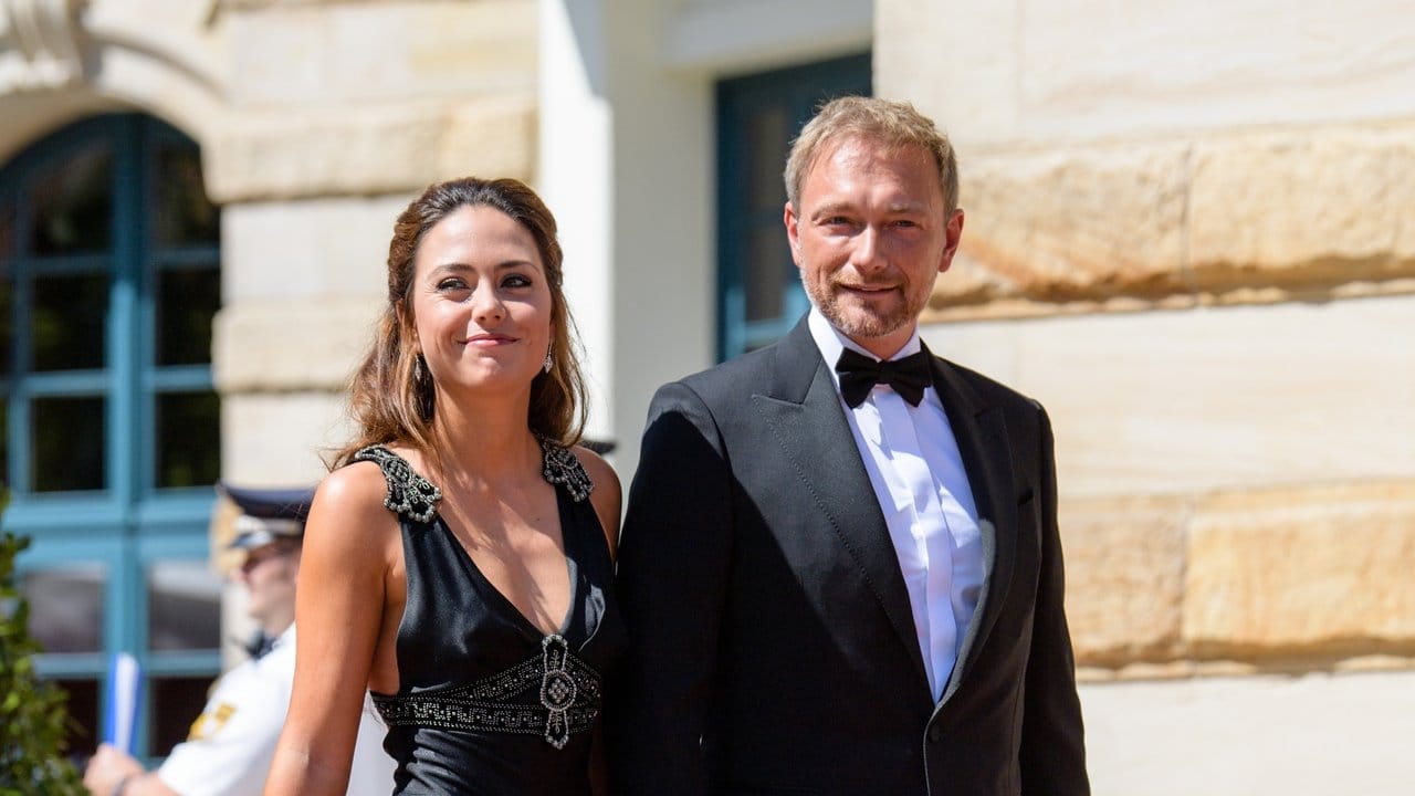 Christian Lindner kam mit seiner Freundin Franca Lehfeldt zur Premiere nach Bayreuth. Christian Lindner kam mit seiner Freundin Franca Lehfeldt zur Premiere nach Bayreuth.