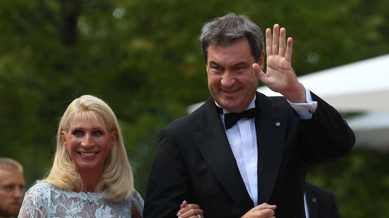 Markus Söder, Ministerpräsident von Bayern, und seine Frau Karin vor der Premiere in Bayreuth. Markus Söder, Ministerpräsident von Bayern, und seine Frau Karin vor der Premiere in Bayreuth.