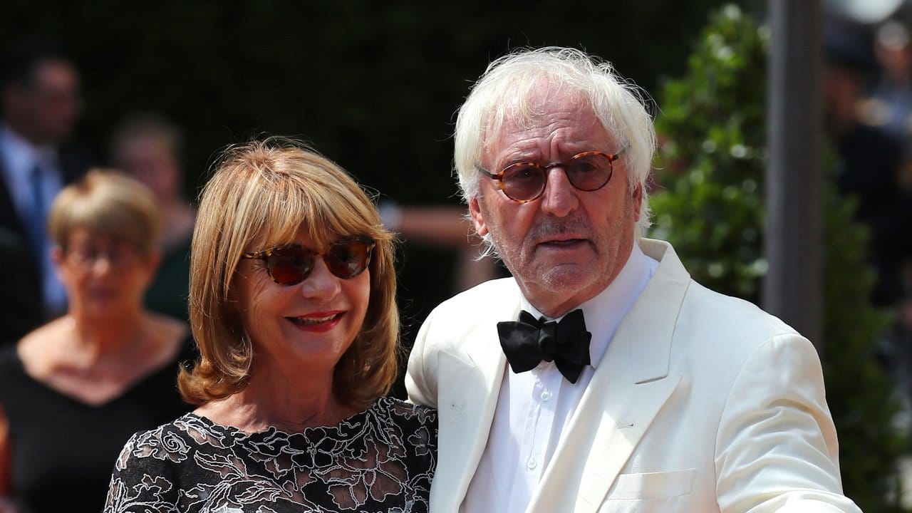 Schauspieler Günther Maria Halmer und seine Frau Claudia in Bayreuth. Schauspieler Günther Maria Halmer und seine Frau Claudia in Bayreuth.