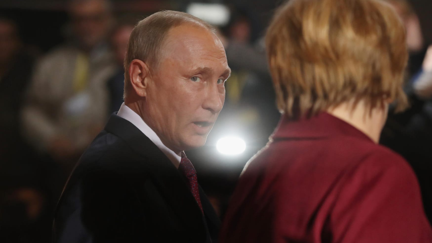 Russlands Präsident Wladimir Putin mit Bundeskanzlerin Angela Merkel: "Nachhaltigkeit und Zielauswahl der Angriffe zeigen deutlich den Versuch, Politik und Bundesverwaltung strategisch auszuspionieren", hält der Verfassungsschutz fest.