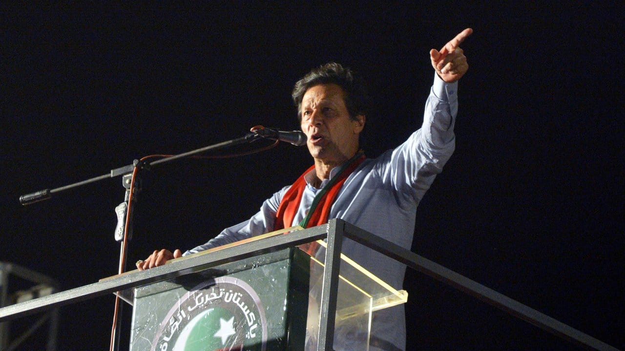 In einer Fernsehansprache hat sich Ex-Kricket-Star Imran Khan zum Wahlsieger in Pakistan erklärt. In einer Fernsehansprache hat sich Ex-Kricket-Star Imran Khan zum Wahlsieger in Pakistan erklärt.
