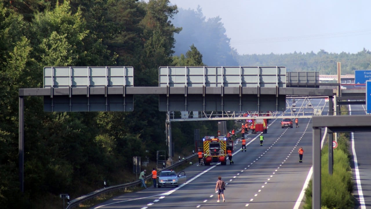 Das Feuer brach aus noch unbekannter Ursache seitlich der A9 aus. Das Feuer brach aus noch unbekannter Ursache seitlich der A9 aus.