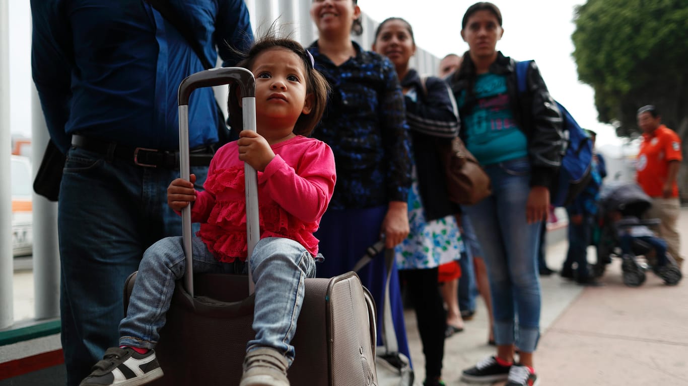 Eine Familie wartet in der Schlange am Grenzübergang San Ysidro zu den USA: Im Zuge der Null-Toleranz-Politik von US-Präsident Trump wurden an der Südgrenze zu Mexiko mehr als 2500 Kinder von ihren Familienmitgliedern getrennt.
