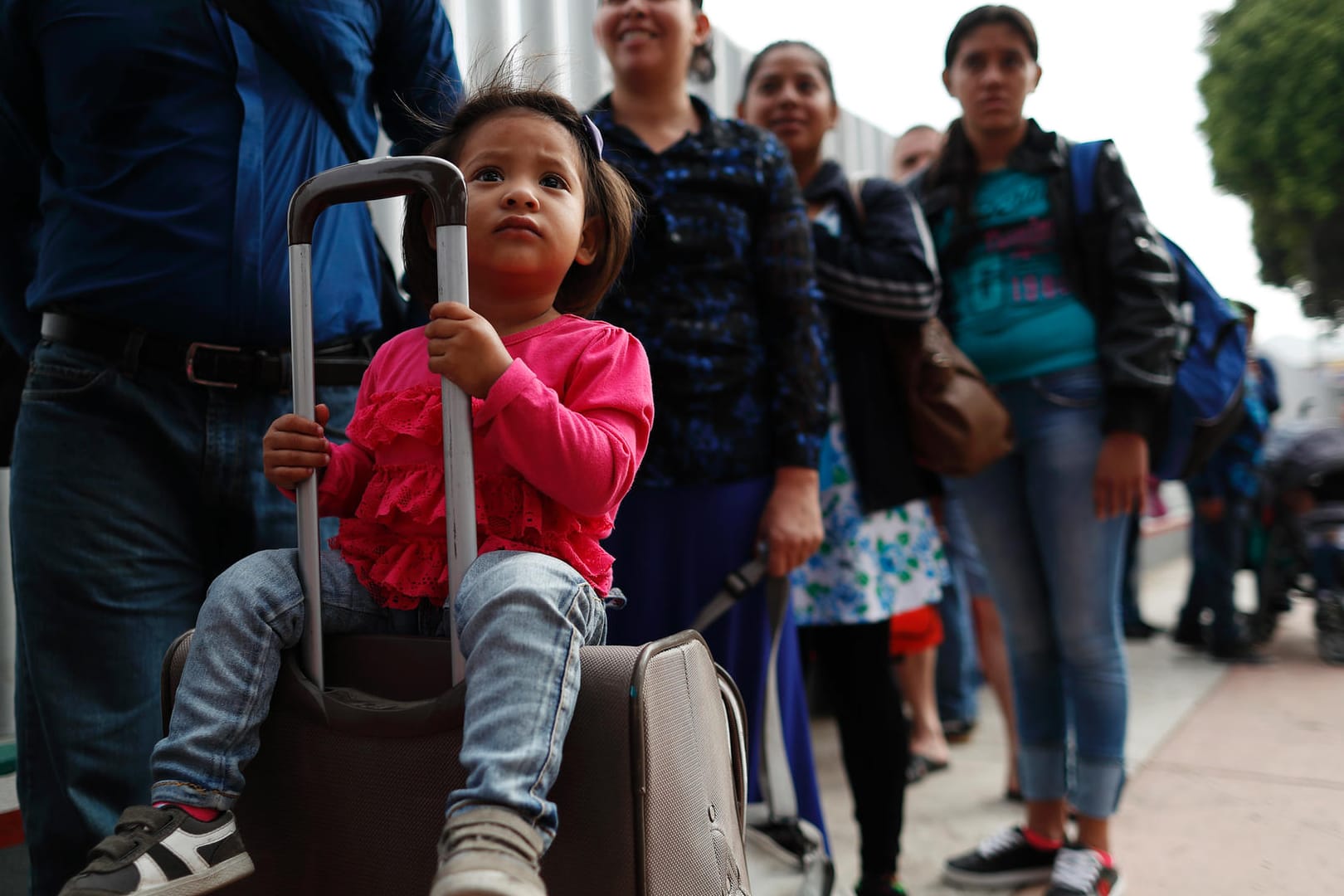 Eine Familie wartet in der Schlange am Grenzübergang San Ysidro zu den USA: Im Zuge der Null-Toleranz-Politik von US-Präsident Trump wurden an der Südgrenze zu Mexiko mehr als 2500 Kinder von ihren Familienmitgliedern getrennt.