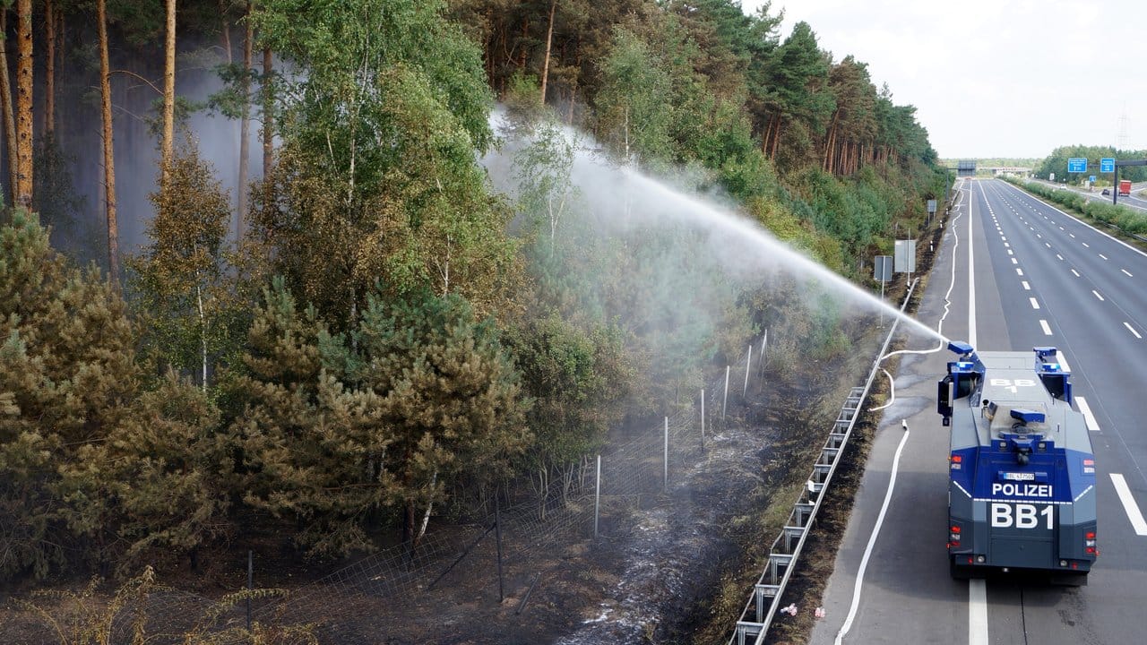 Auch ein Wasserwerfer der Polizei ist im Kampf gegen die Flammen bei Potsdam im Einsatz. Auch ein Wasserwerfer der Polizei ist im Kampf gegen die Flammen bei Potsdam im Einsatz.