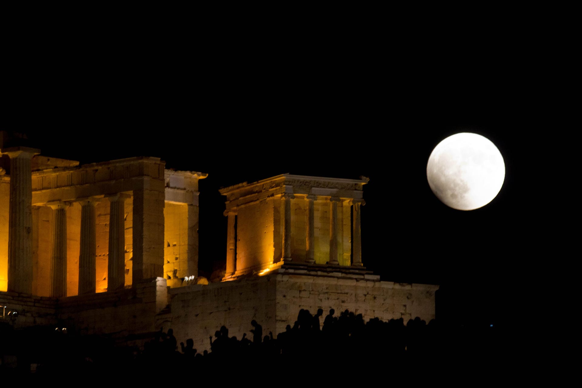 Griechenland, Athen: Der Vollmond geht über der Akropolis auf.