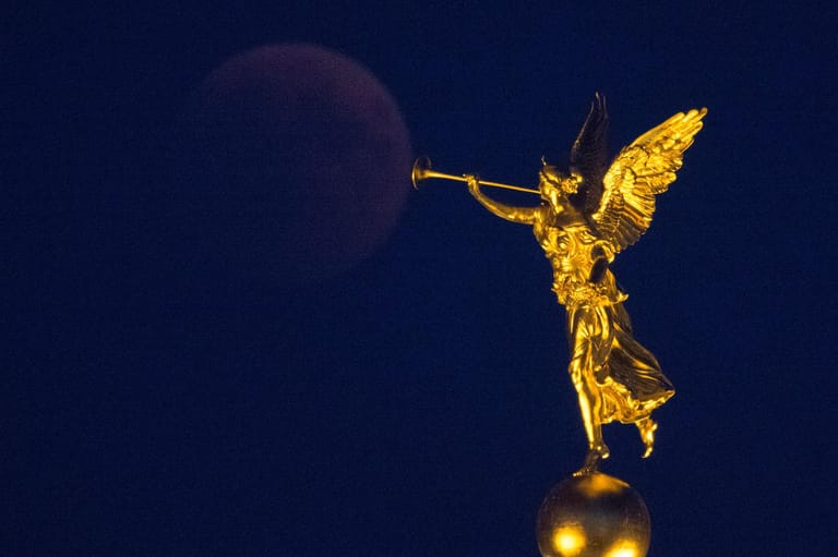 Sachsen, Dresden: Der aufgehende Mond ist hinter dem vergoldeten Posaunenengel Fama zu sehen.