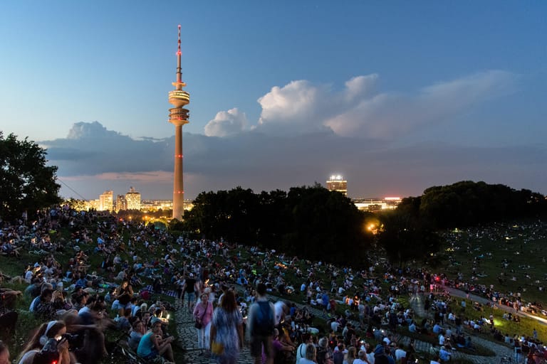 Bayern, München: Zahlreiche Menschen warten am Olympiaberg auf die Mondfinsternis. Wegen Dunst und zahlreicher Wolken ist der Mond kaum zu sehen.