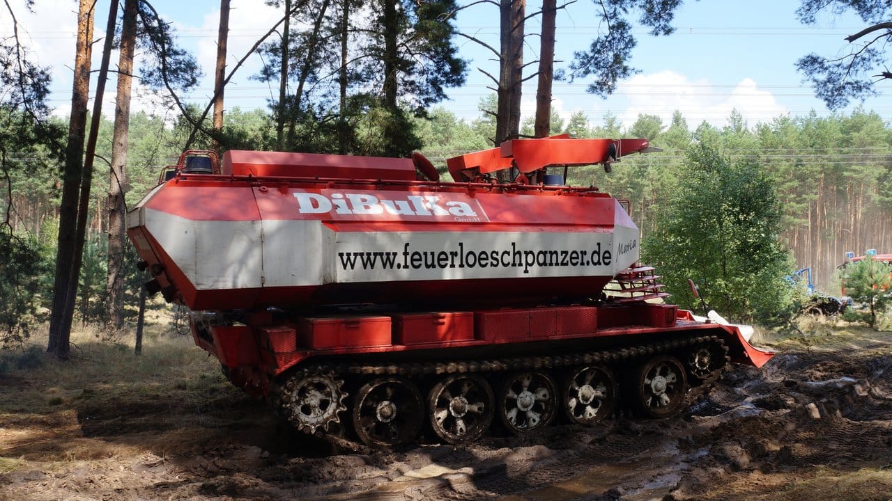 Weil im Waldboden Munition aus dem Zweiten Weltkrieg vermutet wurde, wurde ein Löschpanzer eingesetzt. Weil im Waldboden Munition aus dem Zweiten Weltkrieg vermutet wurde, wurde ein Löschpanzer eingesetzt.