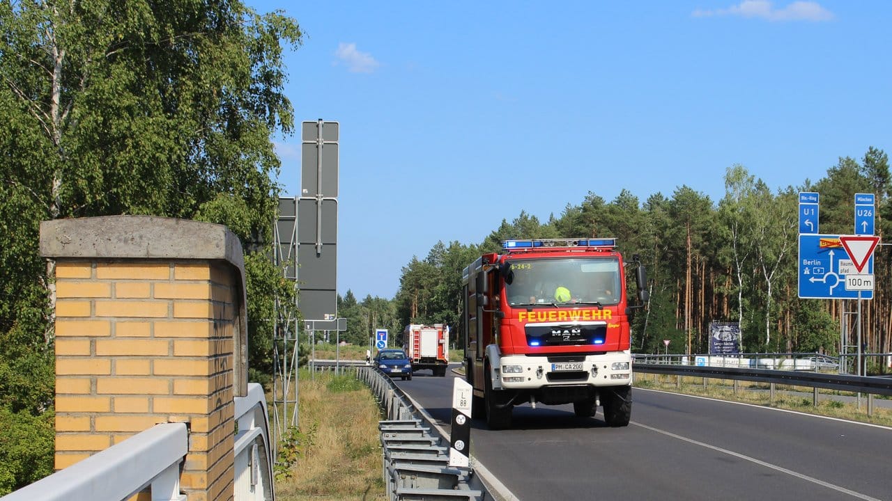 Feuerwehrfahrzeug an einer Auffahrt zur Autobahn A9 in der Nähe des Autobahndreiecks Potsdam. Feuerwehrfahrzeug an einer Auffahrt zur Autobahn A9 in der Nähe des Autobahndreiecks Potsdam.