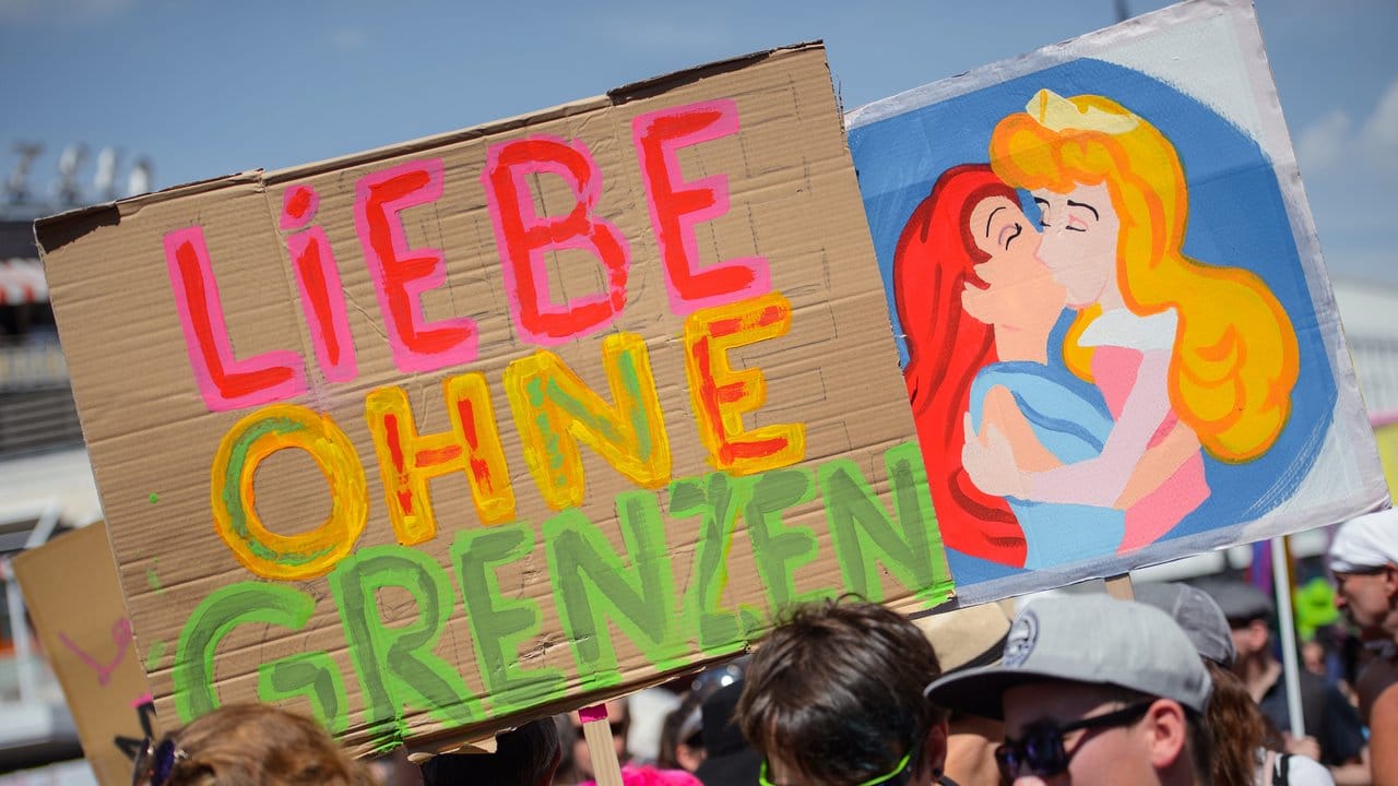 Bundesweit gibt es in rund 40 Städten CSD-Paraden und Straßenfeste.