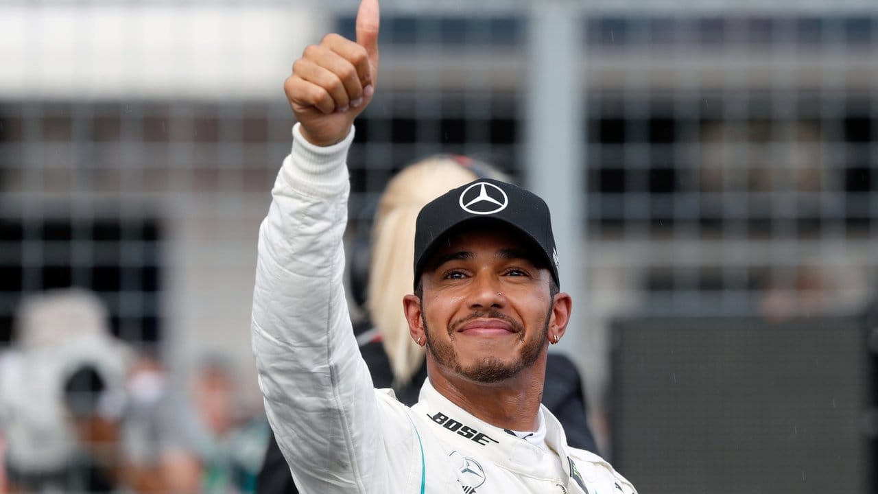 Lewis Hamilton vom Team Mercedes AMG Petronas Motorsport reckt den Daumen, nachdem er zur Pole-Position gefahren ist.