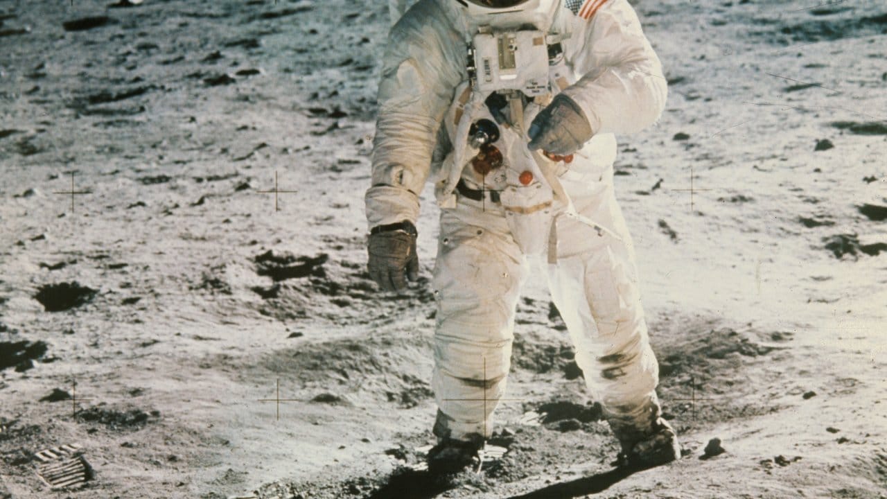 Der US-Astronaut Edwin Aldrin wird von seinem Kollegen Neil Armstrong (im verspiegelten Visier zu erkennen) bei seinen ersten Schritten auf dem Mond fotografiert. Der US-Astronaut Edwin Aldrin wird von seinem Kollegen Neil Armstrong (im verspiegelten Visier zu erkennen) bei seinen ersten Schritten auf dem Mond fotografiert.