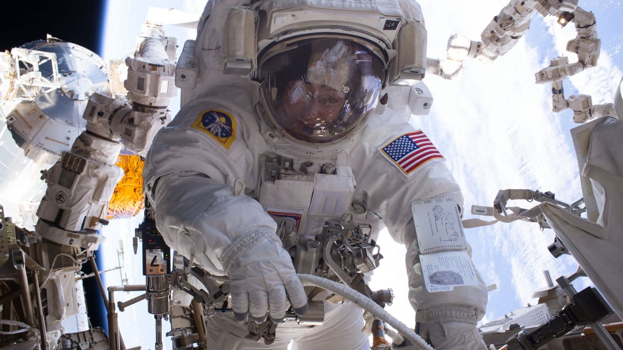NASA-Astronautin Peggy Whitson im Außeneinsatz an der Internationalen Raumstation im vergangenen Jahr. NASA-Astronautin Peggy Whitson im Außeneinsatz an der Internationalen Raumstation im vergangenen Jahr.