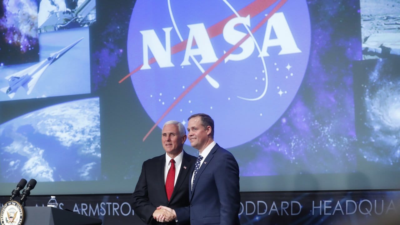 Mike Pence (l), Vizepräsident der USA, zusammen mit dem neuen NASA-Administrator Jim Bridenstine bei der Vereidigungszeremonie im NASA-Hauptquartier. Mike Pence (l), Vizepräsident der USA, zusammen mit dem neuen NASA-Administrator Jim Bridenstine bei der Vereidigungszeremonie im NASA-Hauptquartier.