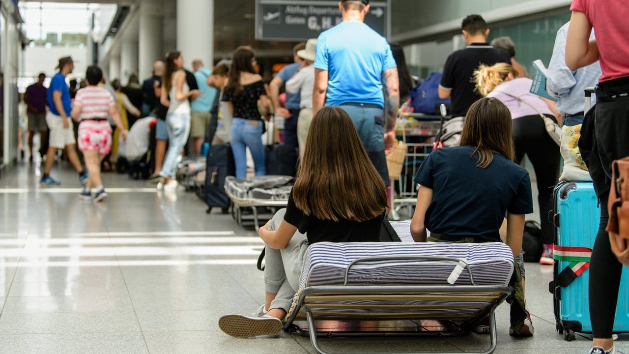 Eine lange Schlange hat sich vor einem Lufthansa-Schalter im Terminal 2 gebildet. Eine lange Schlange hat sich vor einem Lufthansa-Schalter im Terminal 2 gebildet.