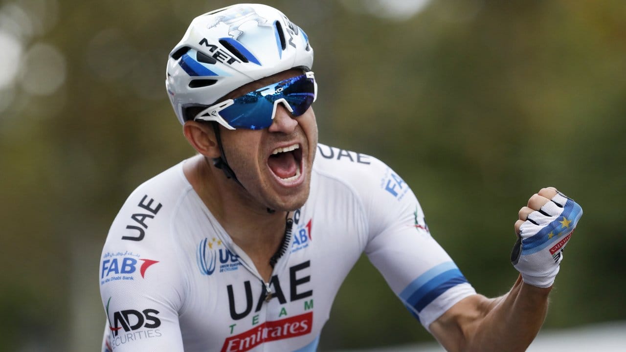 Der Norweger Alexander Kristoff vom UAE Team Emirates bejubelt seinen Etappensieg in Paris. Der Norweger Alexander Kristoff vom UAE Team Emirates bejubelt seinen Etappensieg in Paris.