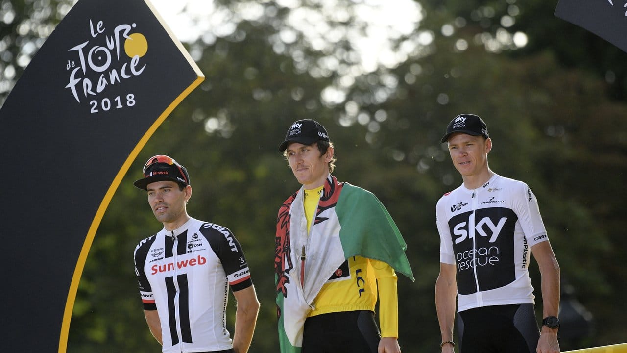 Geraint Thomas (M), der Zweitplatzierte Tom Dumoulin (l. Geraint Thomas (M), der Zweitplatzierte Tom Dumoulin (l.