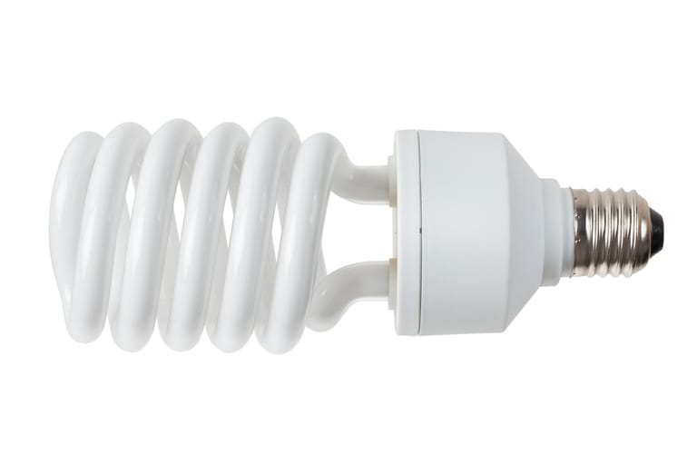 Energiesparlampen enthalten giftiges Quecksilber. Geht eine zu Bruch, treten gesundheitsschädliche Dämpfe aus, die Sie nicht einatmen sollten. Lüften Sie den Raum daher gründlich. Fegen Sie feine Scherben nicht auf, denn dabei würden Sie die giftigen Dämpfe aufwirbeln. Lesen Sie feine Splitter stattdessen mit einem feuchten Tuch oder Klebeband auf.