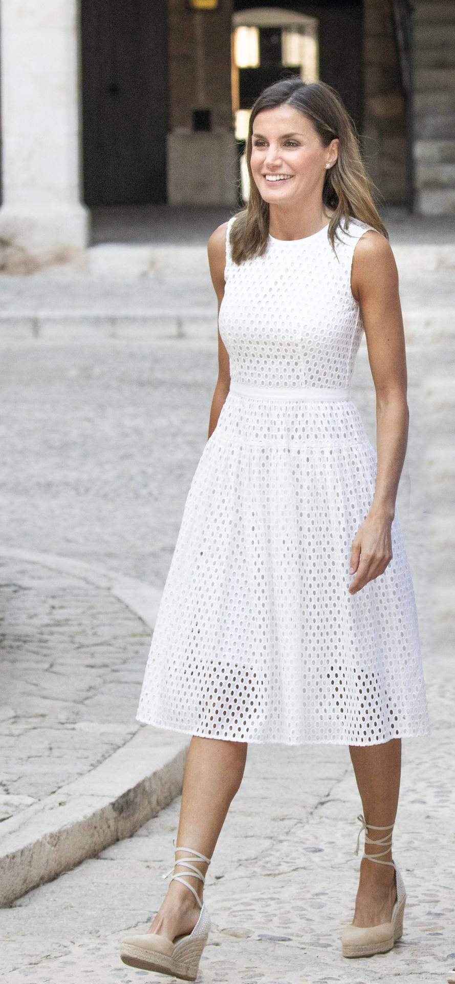 Sommerlicher Look: Königin Letizia zeigt sich in einem weißen Kleid mit nudefarbenen Espadrilles.