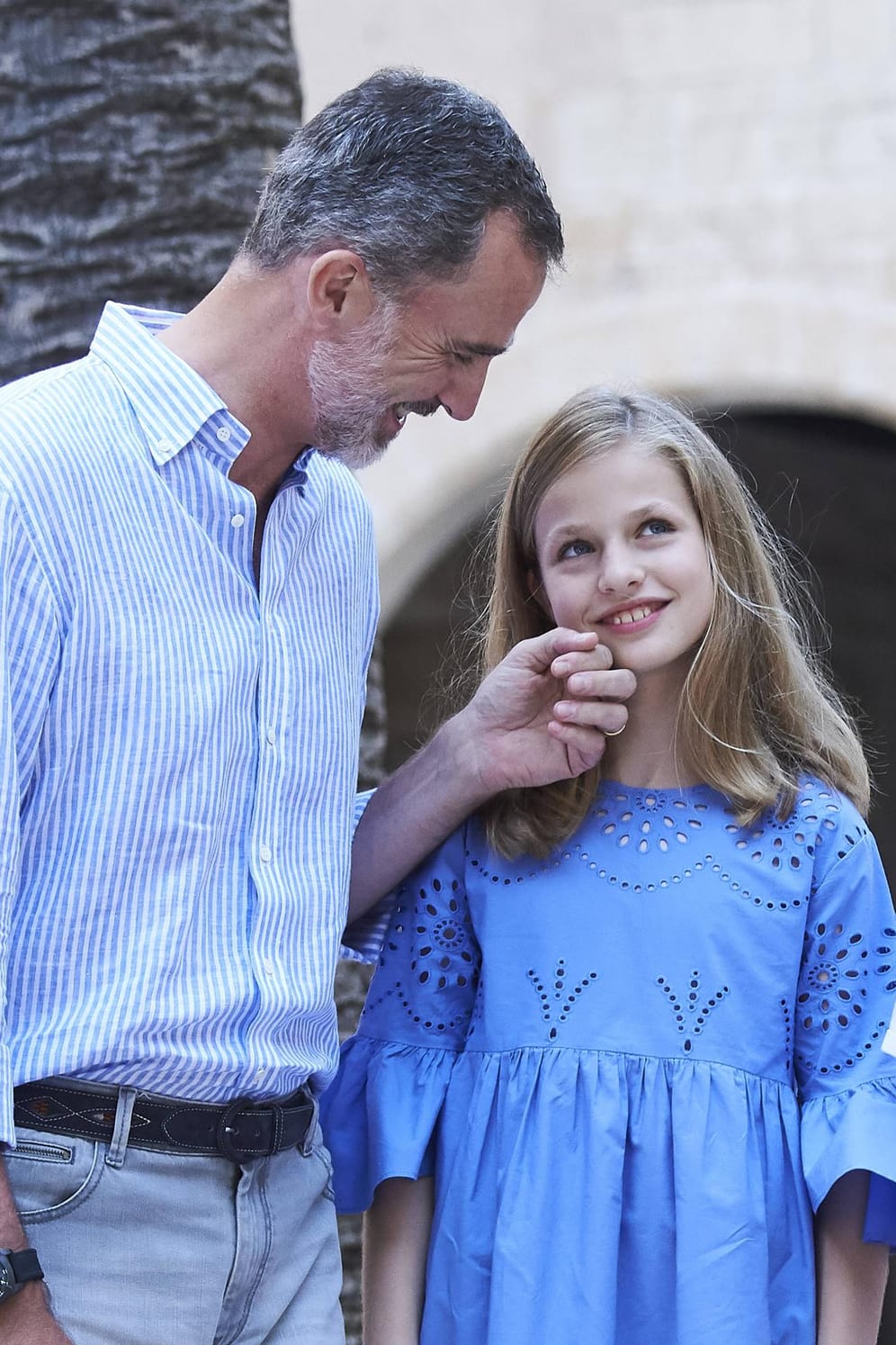 Liebevolle Geste: König Felipe streicht seiner Tochter Leonor sanft über die Wange.