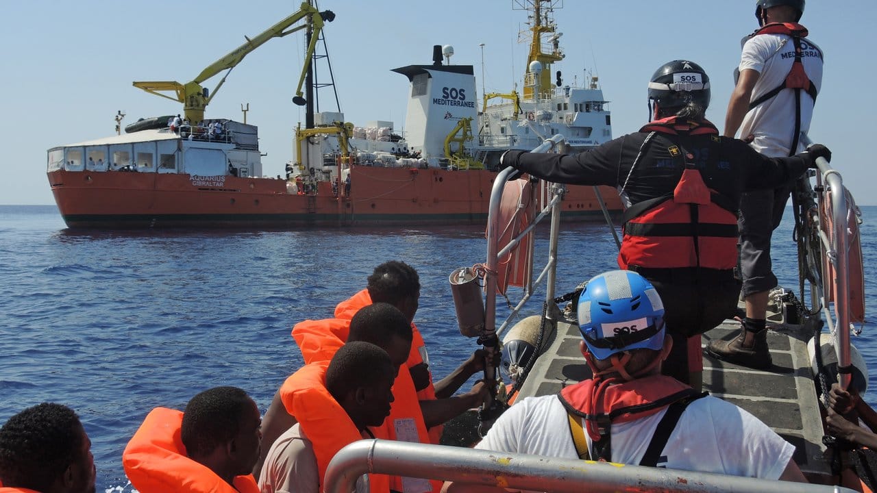 Gerettete Migranten werden auf das Rettungsschiff "Aquarius" gebracht. Gerettete Migranten werden auf das Rettungsschiff "Aquarius" gebracht.