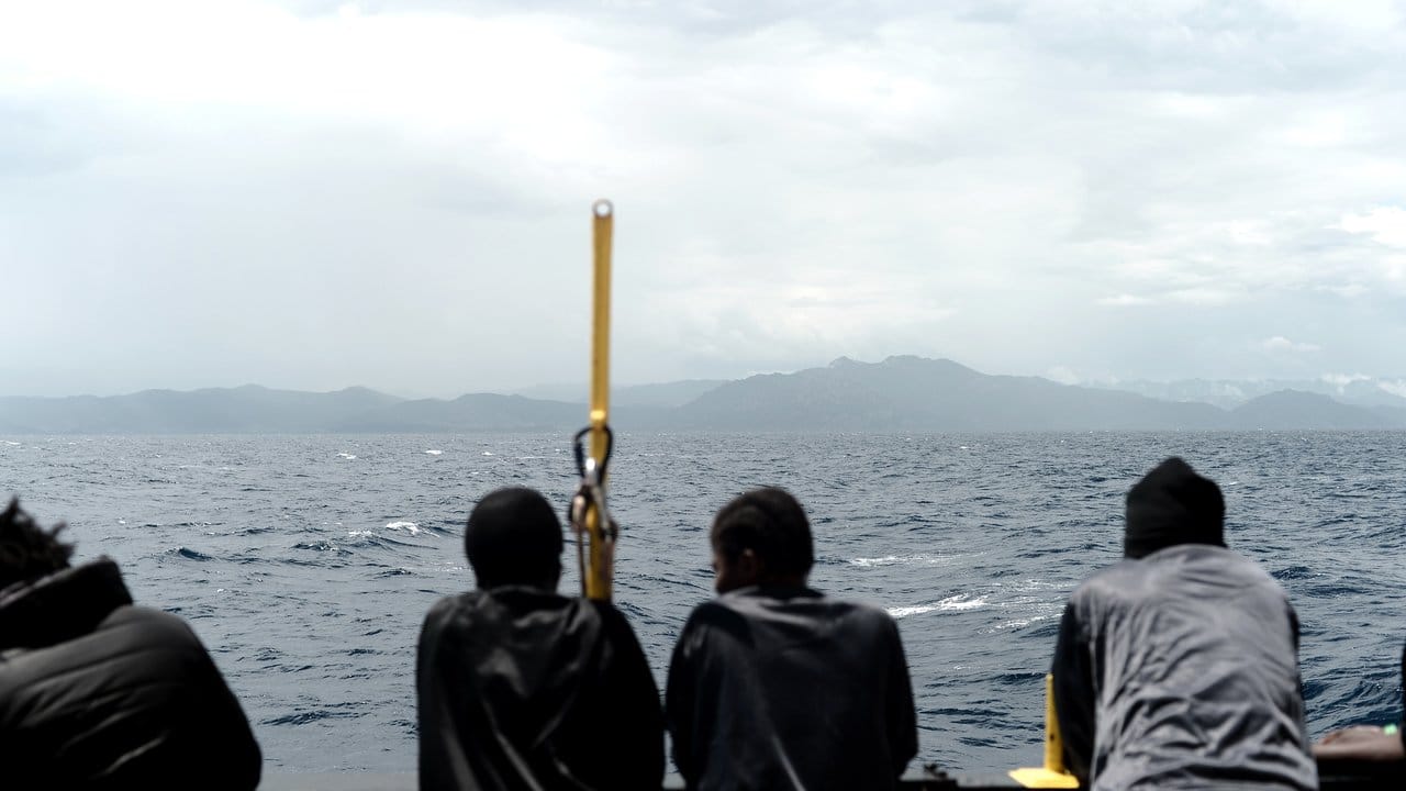Flüchtlinge an Bord des Rettungsschiffes "Aquarius". Flüchtlinge an Bord des Rettungsschiffes "Aquarius".