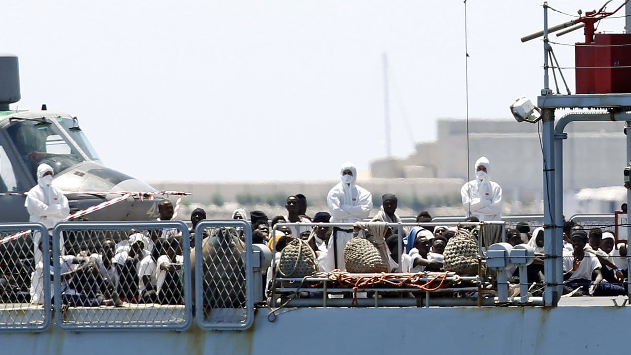 Ankunft in Spanien: Gerettete Flüchtlinge kommen mit der "Orione" im Hafen von Valencia an. Ankunft in Spanien: Gerettete Flüchtlinge kommen mit der "Orione" im Hafen von Valencia an.