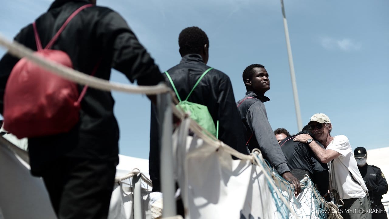 Nach einem langen Tauziehen hatten das Rettungsschiff "Aquarius" und zwei weitere Schiffe im spanischen Valencia anlegen dürfen. Nach einem langen Tauziehen hatten das Rettungsschiff "Aquarius" und zwei weitere Schiffe im spanischen Valencia anlegen dürfen.