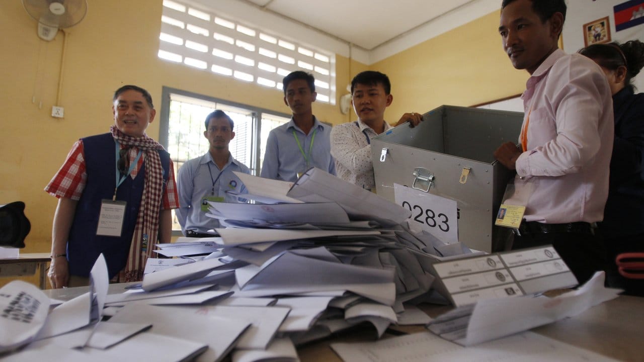 Wahlhelfer in Phnom Penh: Die kambodschanische Parlamentswahl ist heftig umstritten.