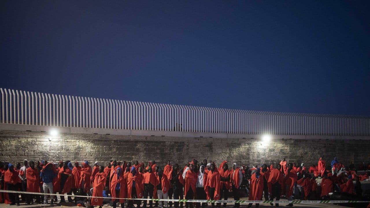 Flüchtlinge warten im Hafen von Tarifa nach ihrer Rettung in der Straße von Gibraltar durch den spanischen Seerettungsdienst. Flüchtlinge warten im Hafen von Tarifa nach ihrer Rettung in der Straße von Gibraltar durch den spanischen Seerettungsdienst.