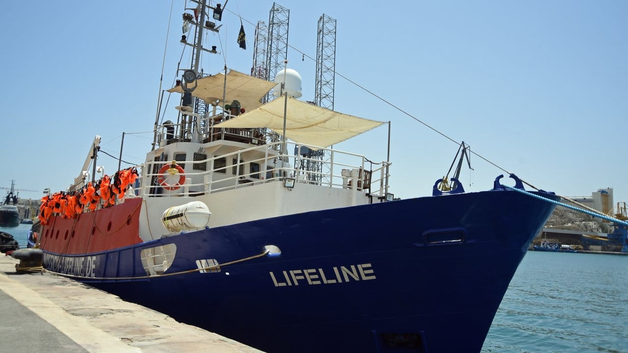 An die Kette gelegt: Das deutsche Seenotrettungsschiff "Lifeline" darf den Hafen von Malta nicht verlassen. An die Kette gelegt: Das deutsche Seenotrettungsschiff "Lifeline" darf den Hafen von Malta nicht verlassen.