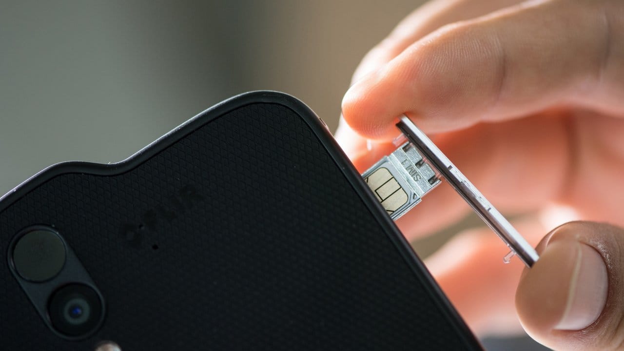 Achtung Falle: Vor dem Wechsel zu einem anderen Anbieter sollte man prüfen, ob das Telefon auch die neue SIM-Karte aufnehmen kann. Achtung Falle: Vor dem Wechsel zu einem anderen Anbieter sollte man prüfen, ob das Telefon auch die neue SIM-Karte aufnehmen kann.