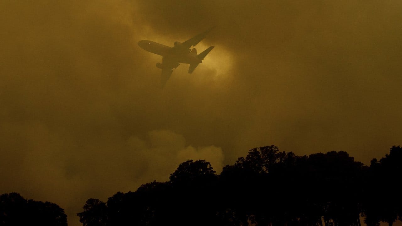 Ein Löschflugzeug fliegt durch die Rauchwolken rund um Lakeport. Ein Löschflugzeug fliegt durch die Rauchwolken rund um Lakeport.
