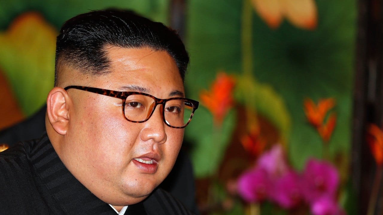 Bei seinem aufsehenerregenden Gipfeltreffen mit US-Präsident Donald Trump im Juni in Singapur hatte Kim seine Bereitschaft zur "kompletten Denuklearisierung" bekräftigt.