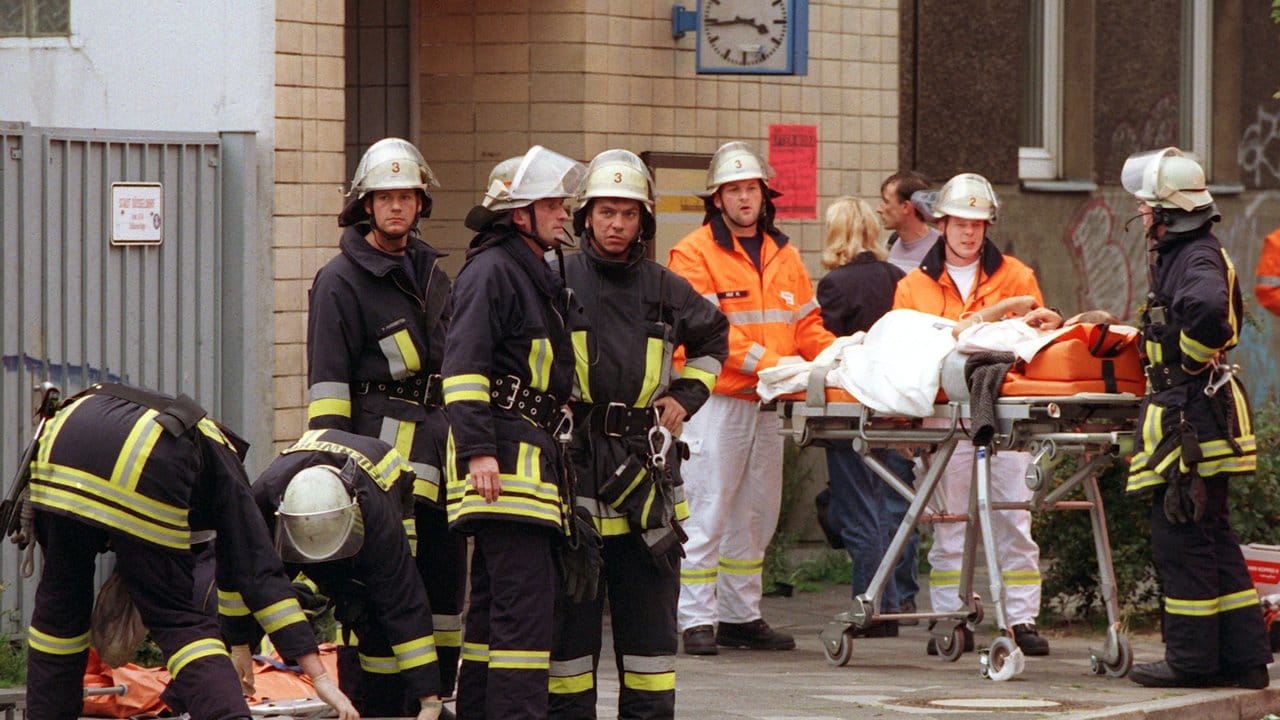 Rettungskräfte versorgen vor dem S-Bahnhof Wehrhahn Opfer des Anschlags.