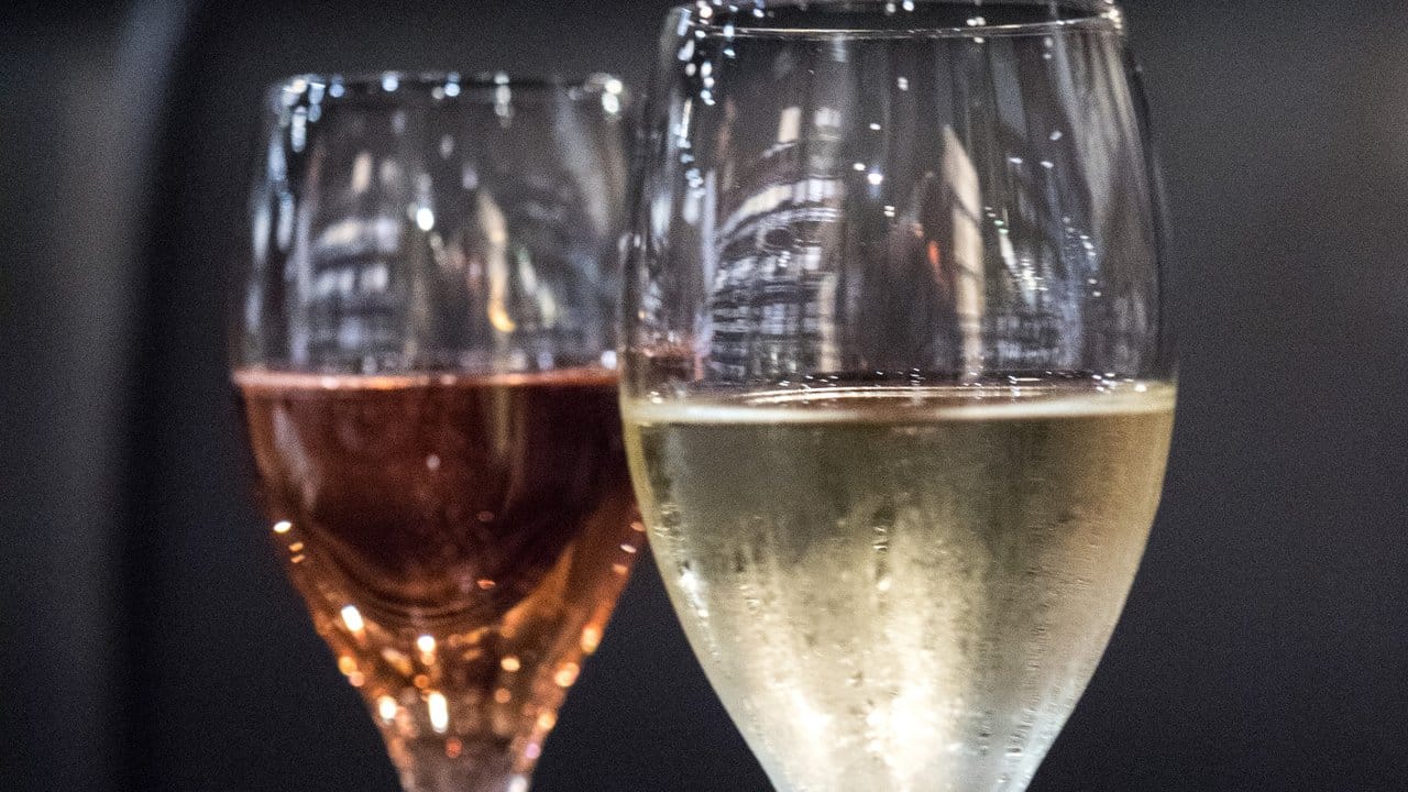 Ob rosé oder weiß - gekühlter Crémant und Champagner wie hier im Keller der Galeries Lafayette in Berlin schmecken zu jeder Jahreszeit.