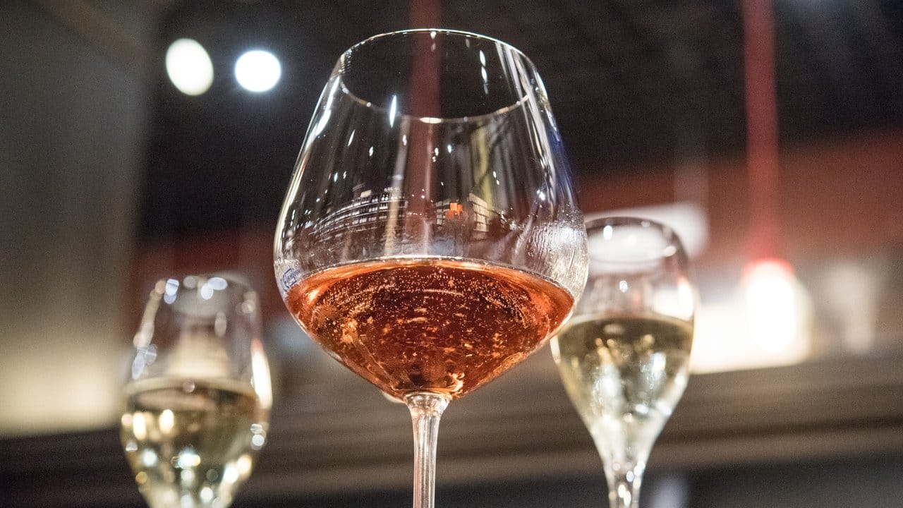 Einen hochwertigen Champagner kann man auch mal in einem bauchigen Glas servieren, findet Laurent Puig, Weinexperte des Kaufhauses Galeries Lafayette in Berlin.