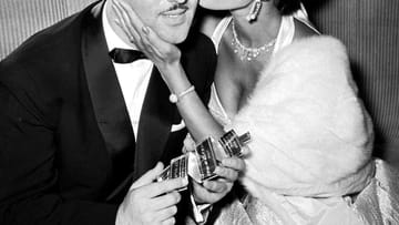 Juni 1956: Ein Küsschen von Schauspielerin Silvana Pampanini für Artur Brauer. Für seinen Film "Der 20. Juli" hat er einen Sonderpreis bei den Internationalen Filmfestspielen bekommen.