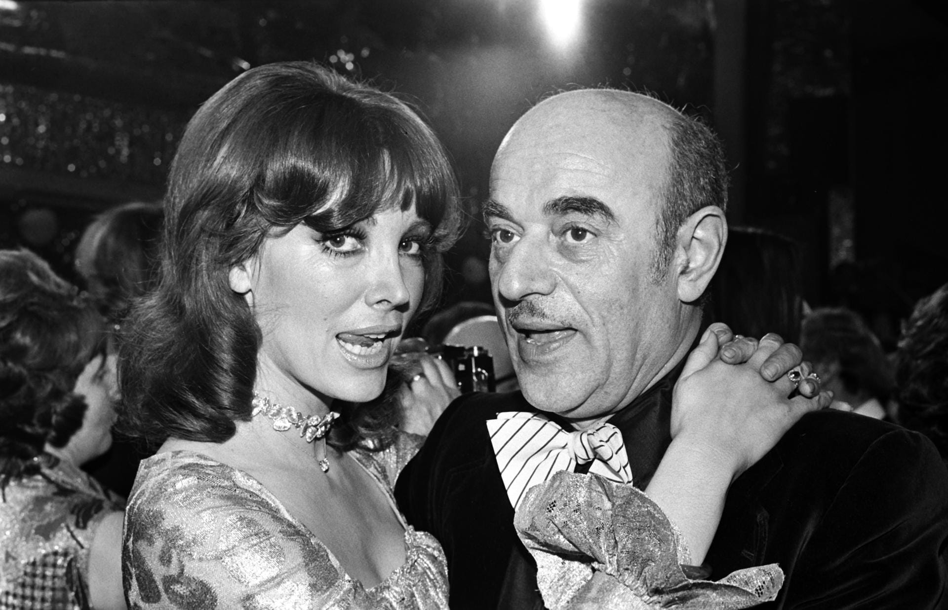 Januar 1974: Petra Schürmann und Artur Brauner tanzen auf dem 16. Mathäser-Filmball in München.